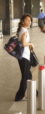 Gauri Khan leaves for Dubai with kids aryan and suhana in Airport, Mumbai on 27th Dec 2011 (7).JPG